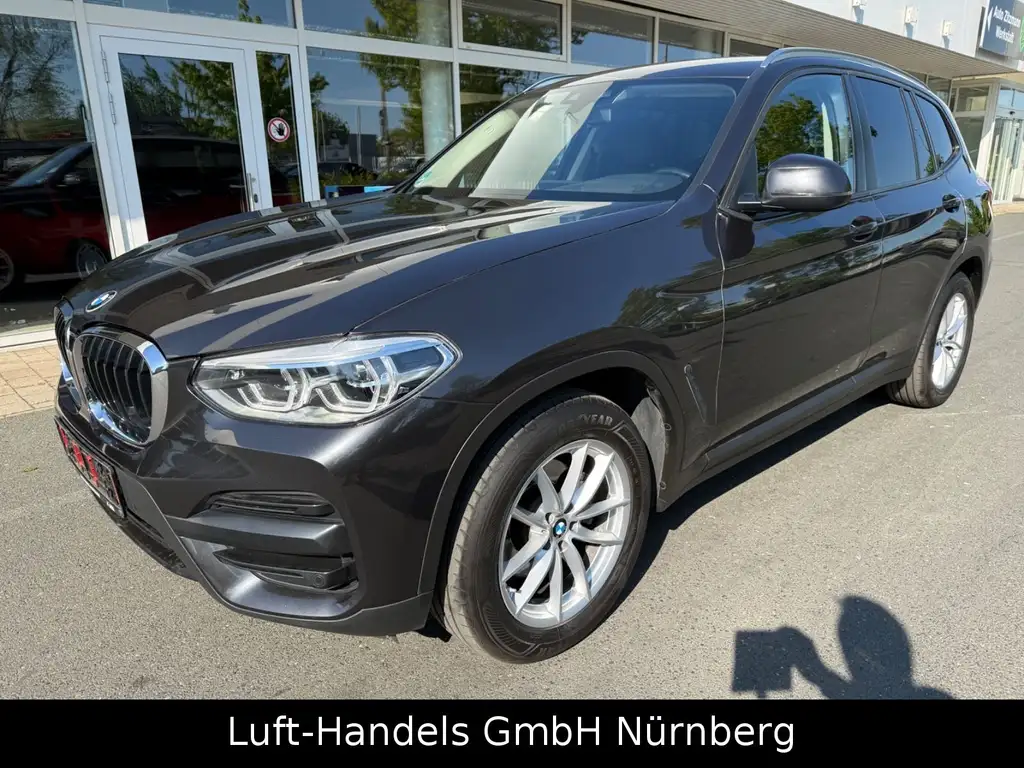 BMW X3 xDrive 20 d Advantage Virtual AHK Leder 4x4 – Foto vom Hof