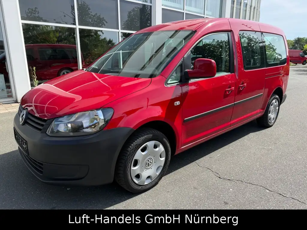 VW Caddy Kombi Maxi Trendline 2.0 TDI 7Sitzer Klima Schiebetür rechts, Klimaanlage, Beifahrerairbag, Elektr. Fensterheber, Schiebetür links, Sommerreifen, Einparkhilfe Sensoren hinten, Armlehne – Foto vom Hof