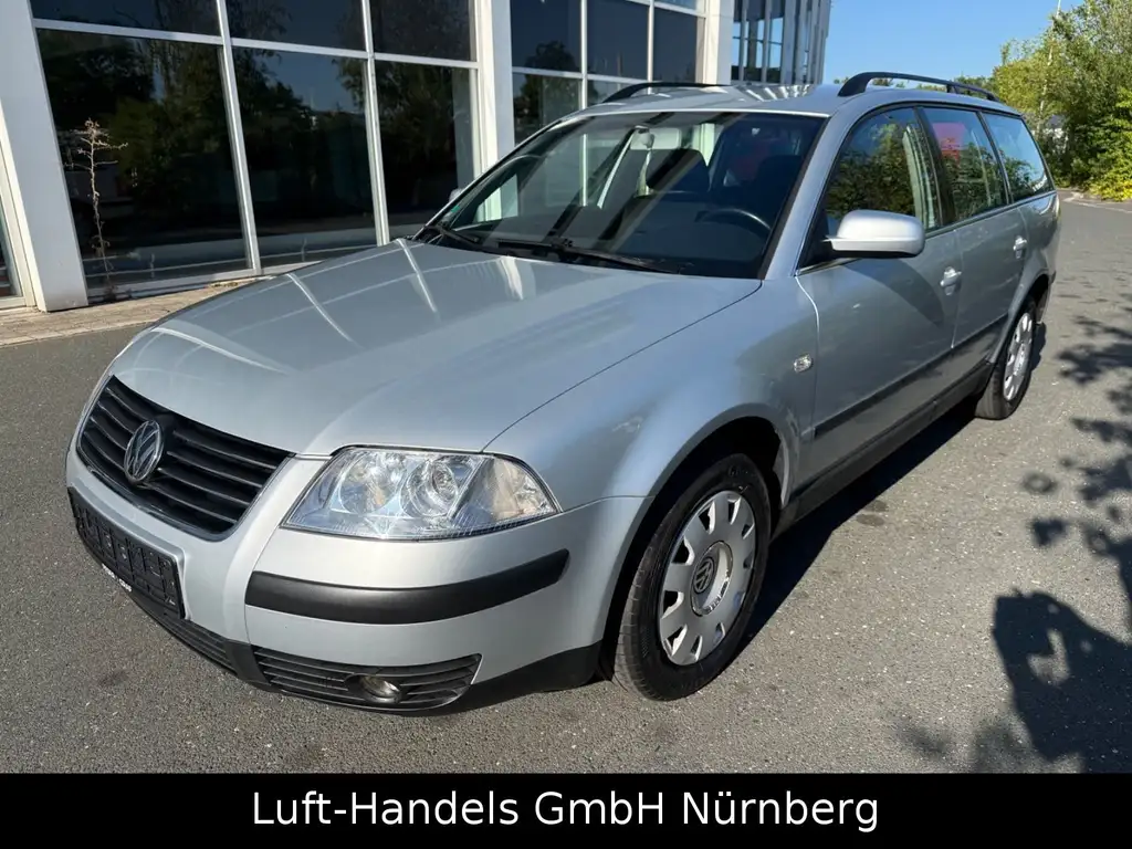 VW Passat Variant 2.0 Comfortline Klimaautom AHK Beifahrerairbag, Fahrerairbag, Isofix, Winterpaket, Nebelscheinwerfer, Einparkhilfe Sensoren hinten, Sommerreifen, Servolenkung – Foto vom Hof