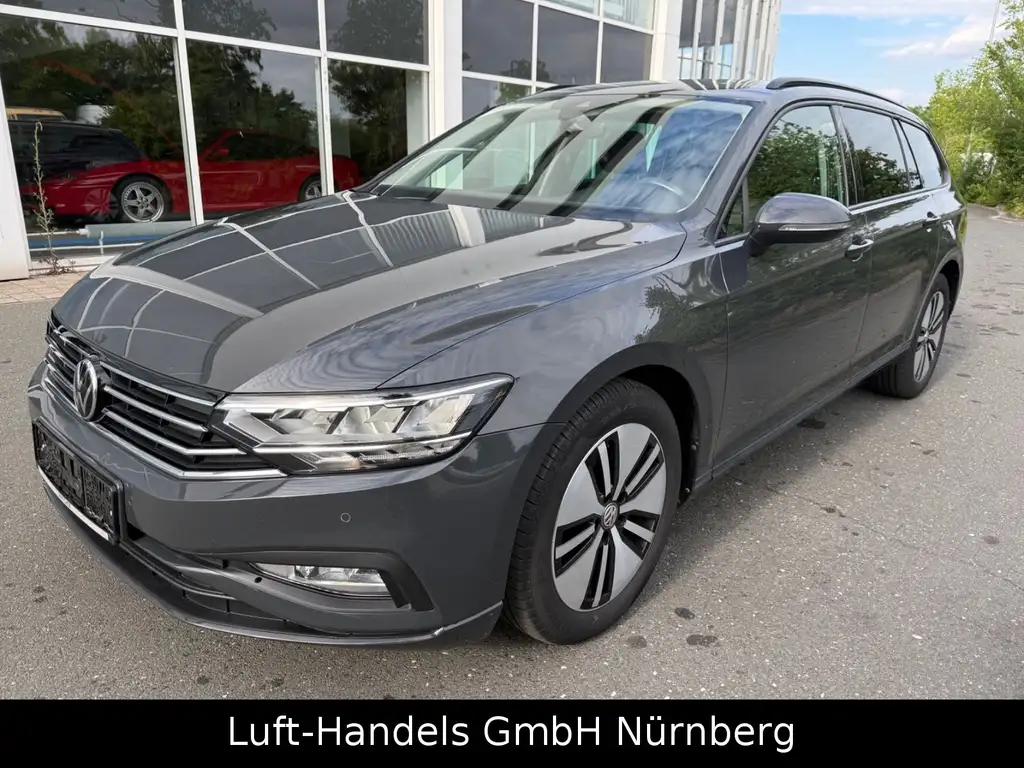 VW Passat Variant Conceptline 2.0TDI Navi DSG LED – Foto vom Hof