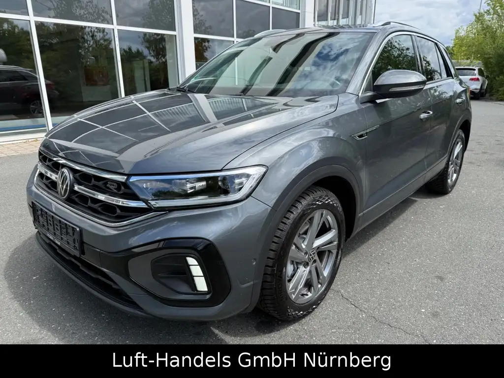 VW T-Roc R-Line Panorama Virtual DSG ACC IQ-Light A Schiebedach, Panoramadach, Sportfahrwerk, Sitzheizung, Elektrische Heckklappe, Ambientebeleuchtung, Anhängerkupplung, Massagesitze – Foto vom Hof